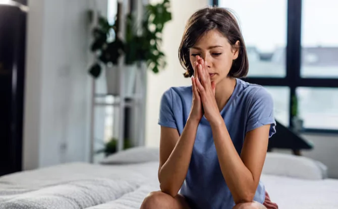 Dona amb ansietat i preocupacions constants, treball terapèutic en psicologia