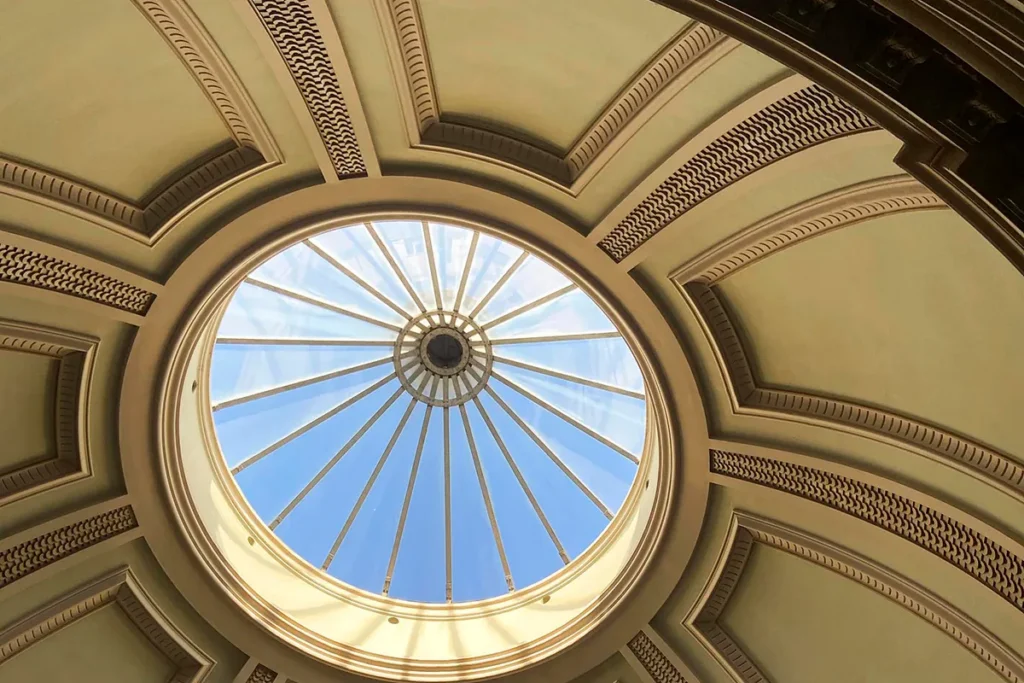 Cúpula interior con luz natural que transmite calma en espacio terapéutico