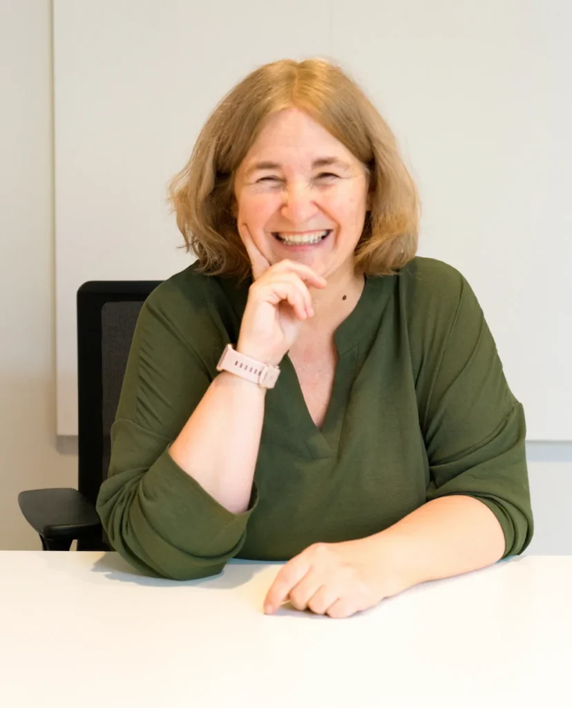 Pilar Jiménez, psicóloga y neuropsicóloga de CAiS, sonriendo en su despacho