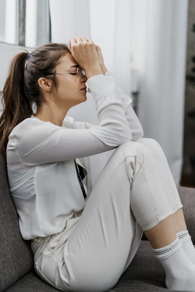 Dona amb angoixa emocional i dificultat per confiar, treball del trauma en psicologia